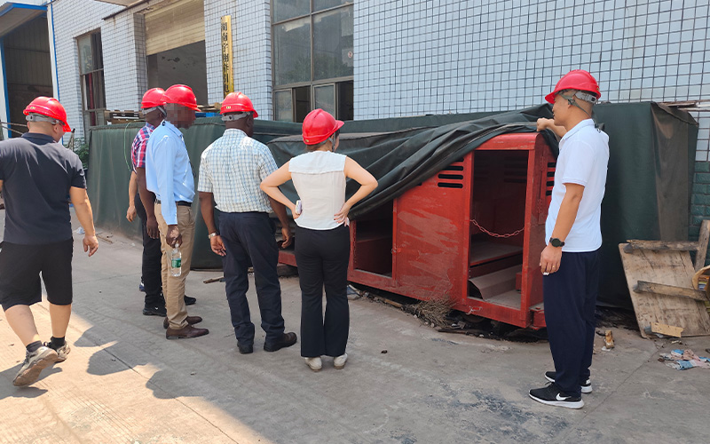 海外客户来厂采购矿用电机车 4.jpg