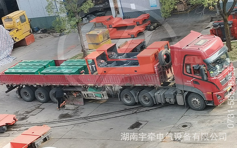 双驾驶室8吨防爆蓄电池电机车发货 3.jpg